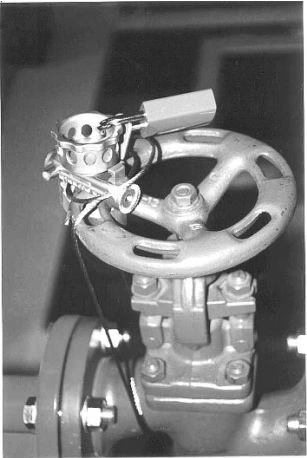 Figure 10-2.&nbsp;Wire on Globe Valve Handwheel with Independent Padlock. 